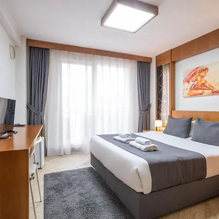 Istanbul Hotel *